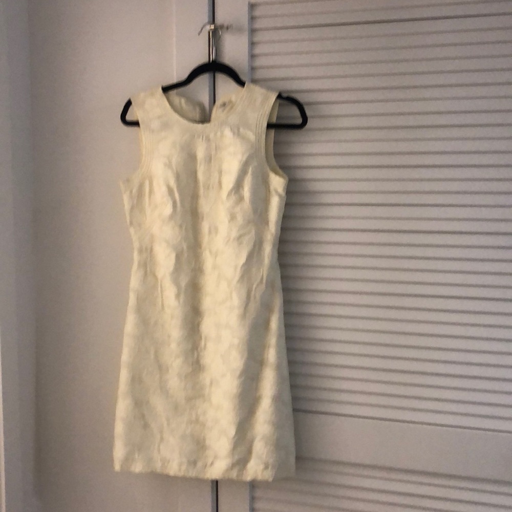 dress. Sleeveless. Cream/light yellow